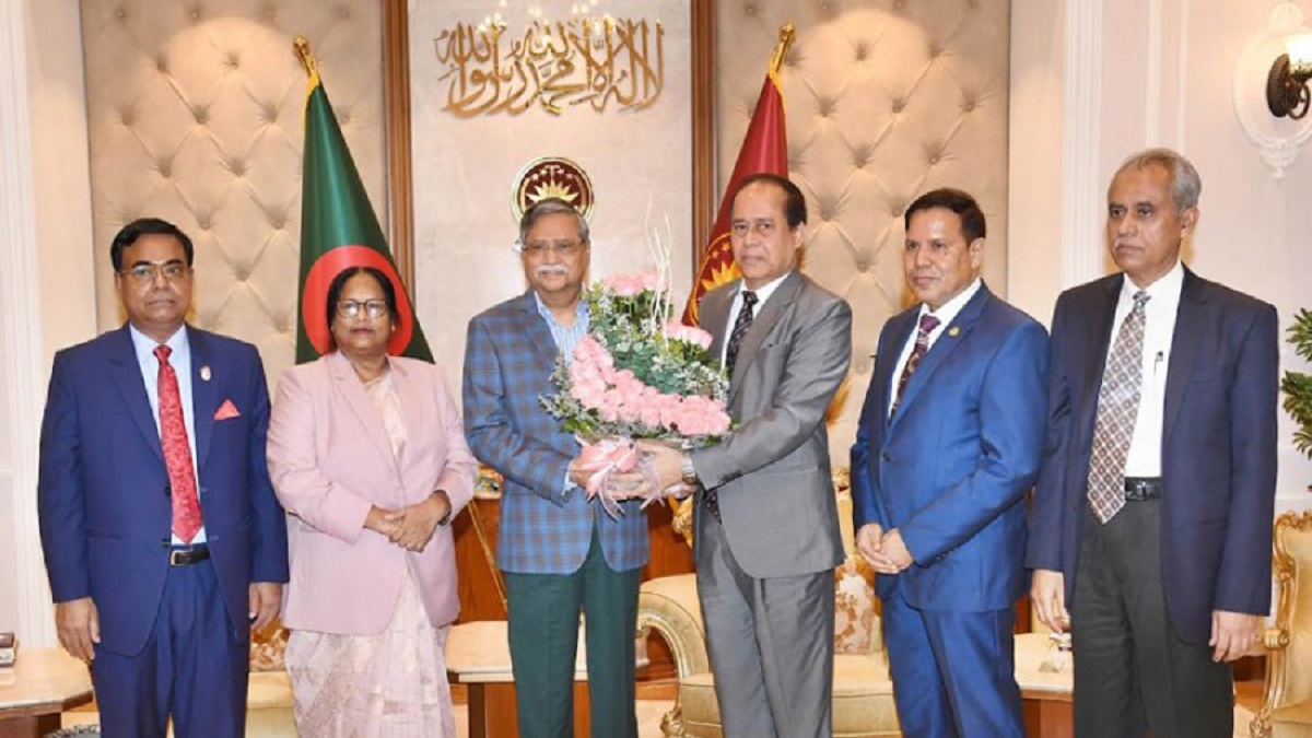 রাষ্ট্রপতির সঙ্গে সিইসি ও তিন নির্বাচন কমিশনারের সাক্ষাৎ