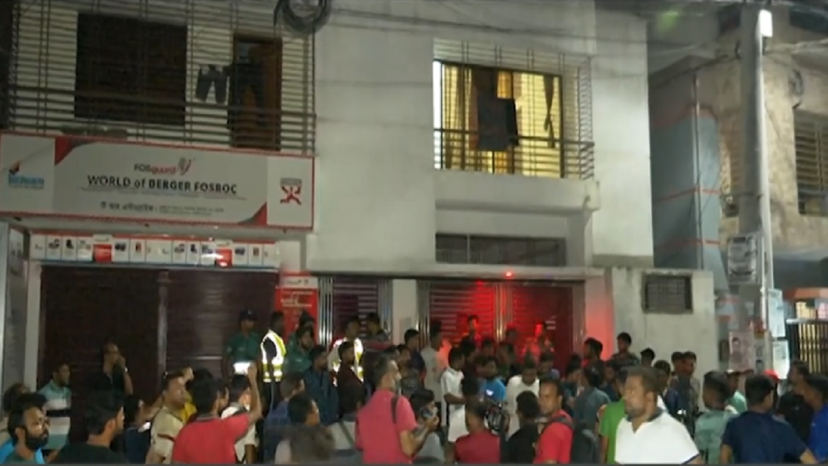 রাজশাহীতে নির্বাচন কর্মকর্তার বাসায় অবরুদ্ধ মহানগর আ.লীগ নেতা, পুলিশ এসে উদ্ধার