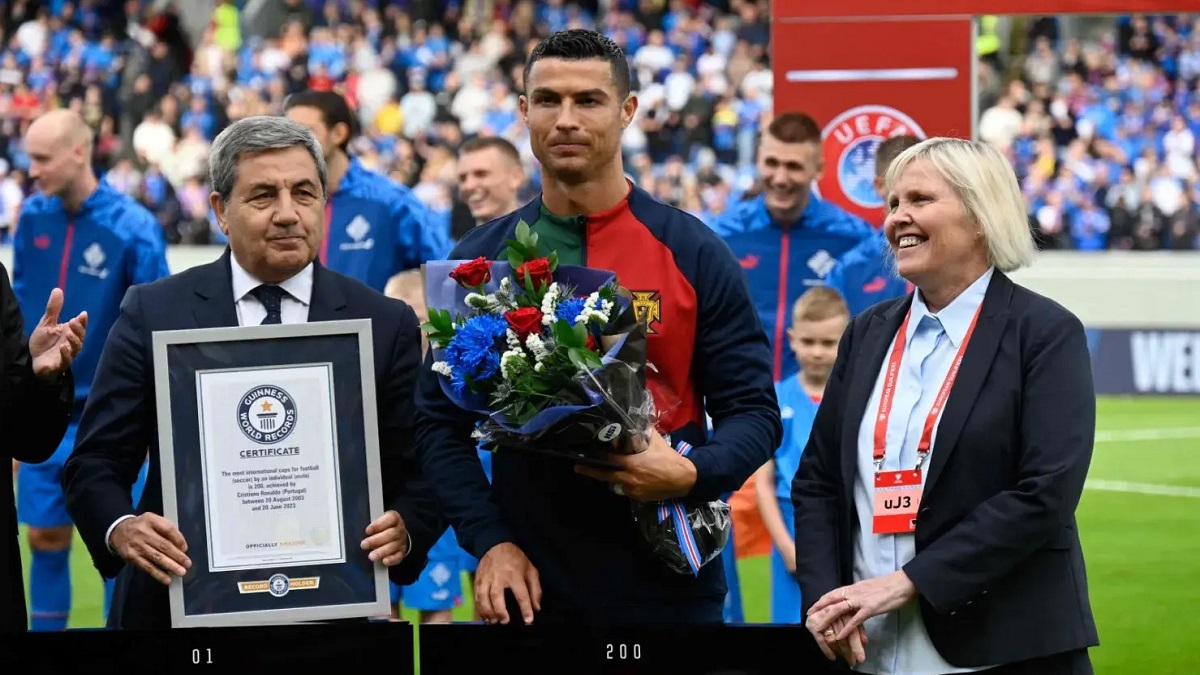 গিনেজ ওয়ার্ল্ড রেকর্ড বুকে নাম লেখালেন রোনালদো