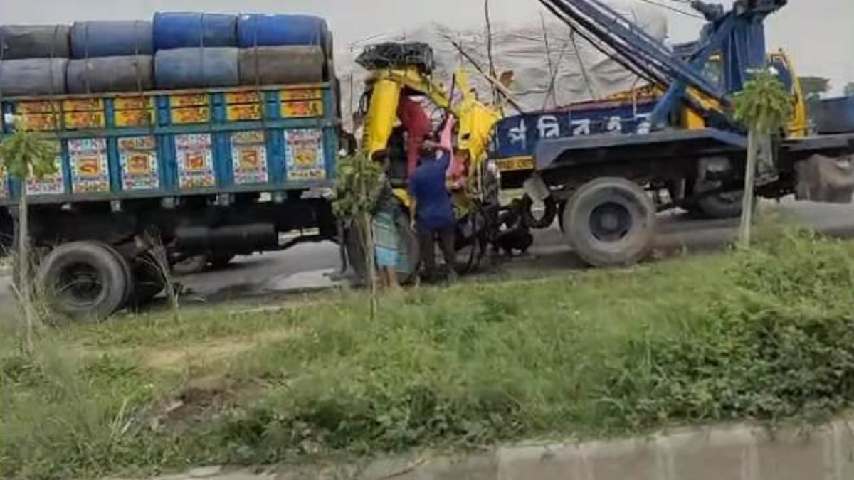 রূপগঞ্জে দুই ট্রাকের সংঘর্ষে নিহত ১