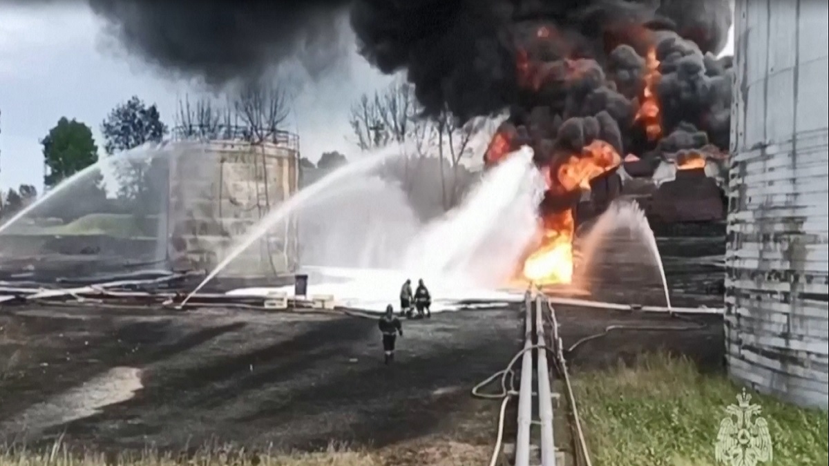 রাশিয়ার তেল শোধনাগারে আগুন