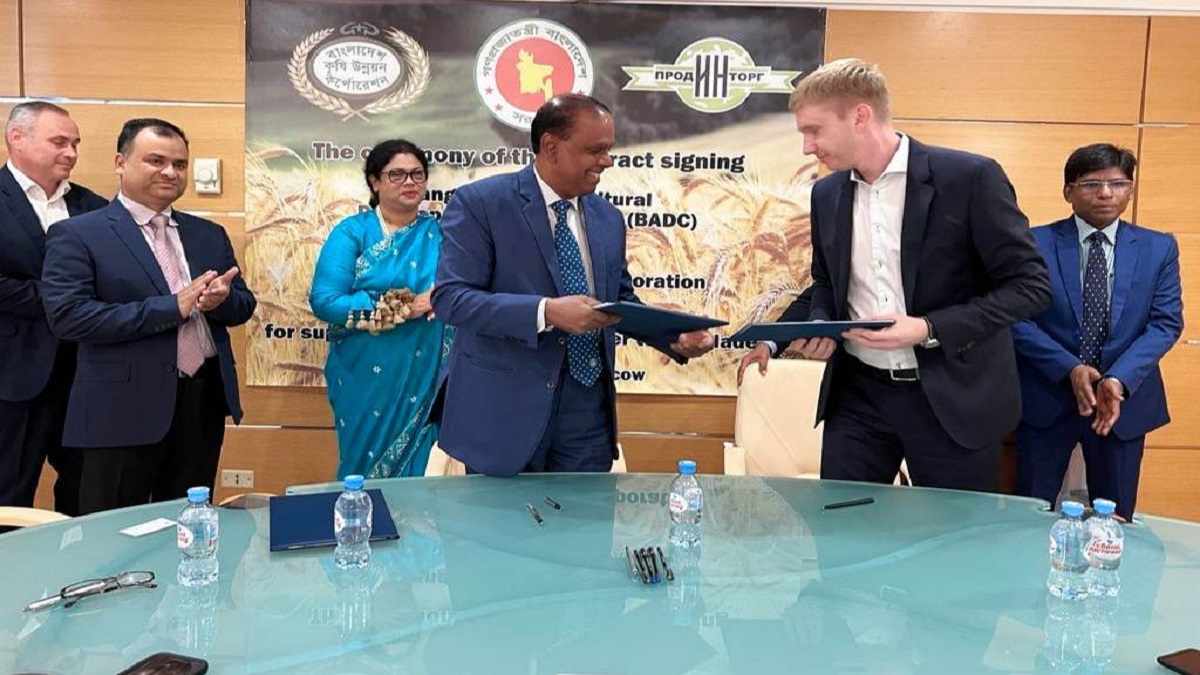 রাশিয়া থেকে ১ লাখ ৮০ হাজার টন সার আনার চুক্তি স্বাক্ষরিত