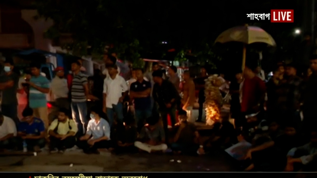 চাকরির বয়সসীমা ৩৫ করার দাবি: পুলিশের লাঠিচার্জে শাহবাগ ছাড়লো আন্দোলনকারীরা