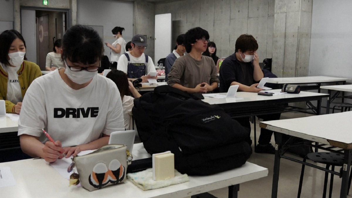 দীর্ঘদিন মাস্কের কারণে হাসির অভ্যাস চলে যাওয়ায় জাপানে চালু হাসির স্কুল!