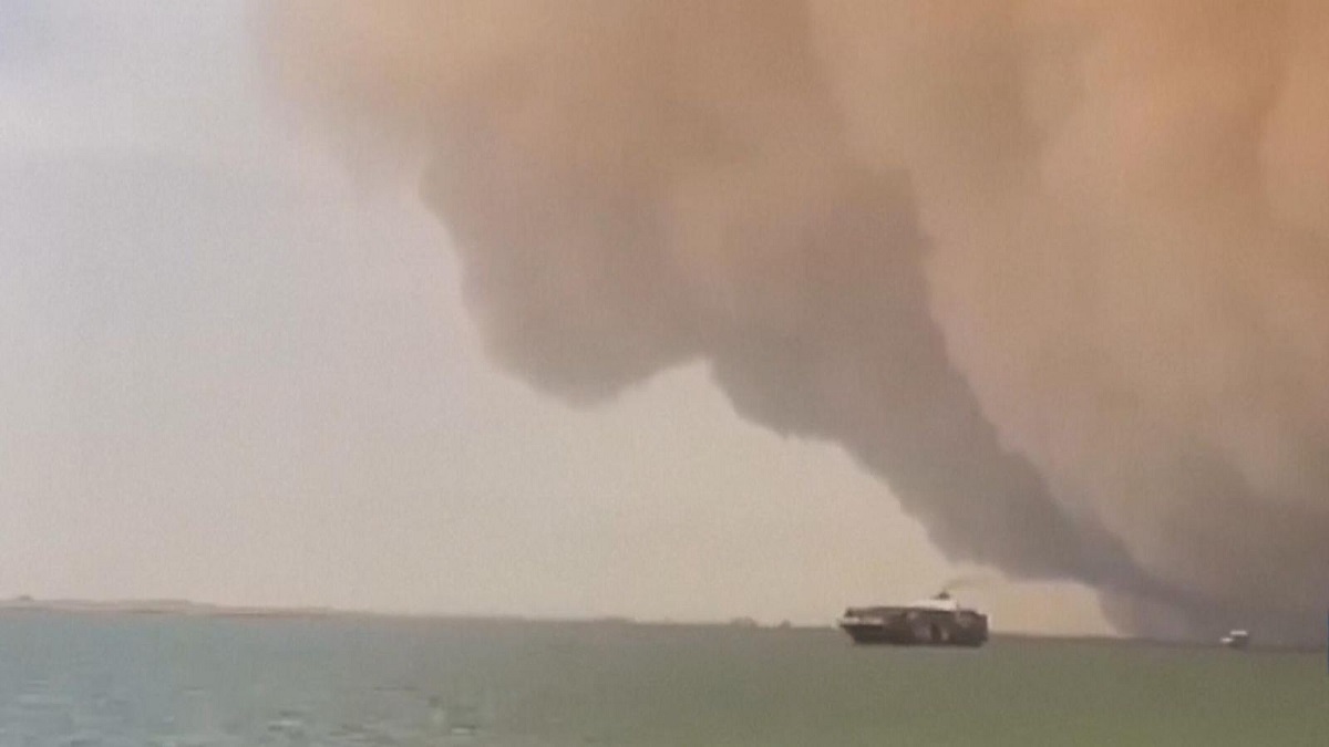 দানবীয় বালুঝড়ে বিপর্যস্ত সুয়েজ খাল, নিহত ১ (ভিডিও)