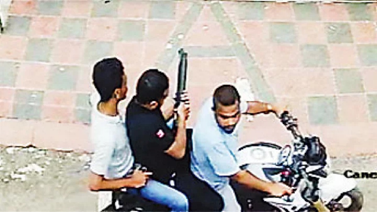 সিলেটে প্রতিদ্বন্দ্বীর বাড়ির সামনে সশস্ত্র মহড়া: কাউন্সিলর প্রার্থীকে ইসির তলব