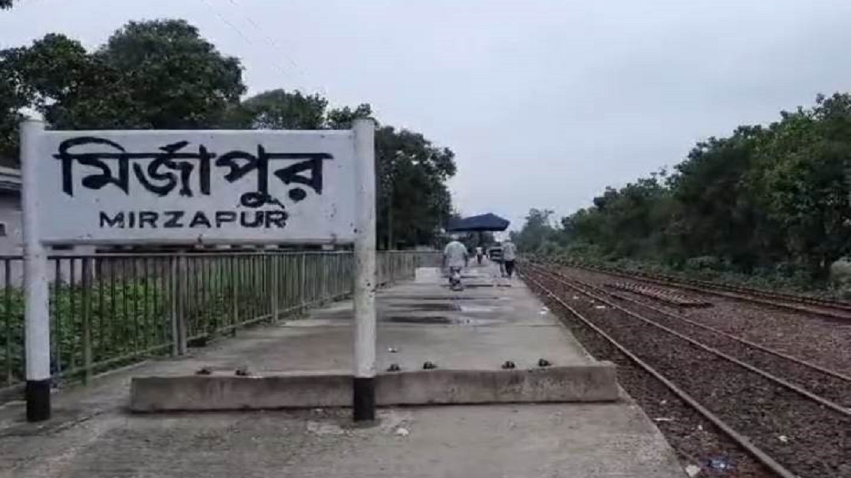 টাঙ্গাইলে চলন্ত ট্রেনের ছাদ থেকে পড়ে যুবকের মৃত্যু, আহত আরও ৩