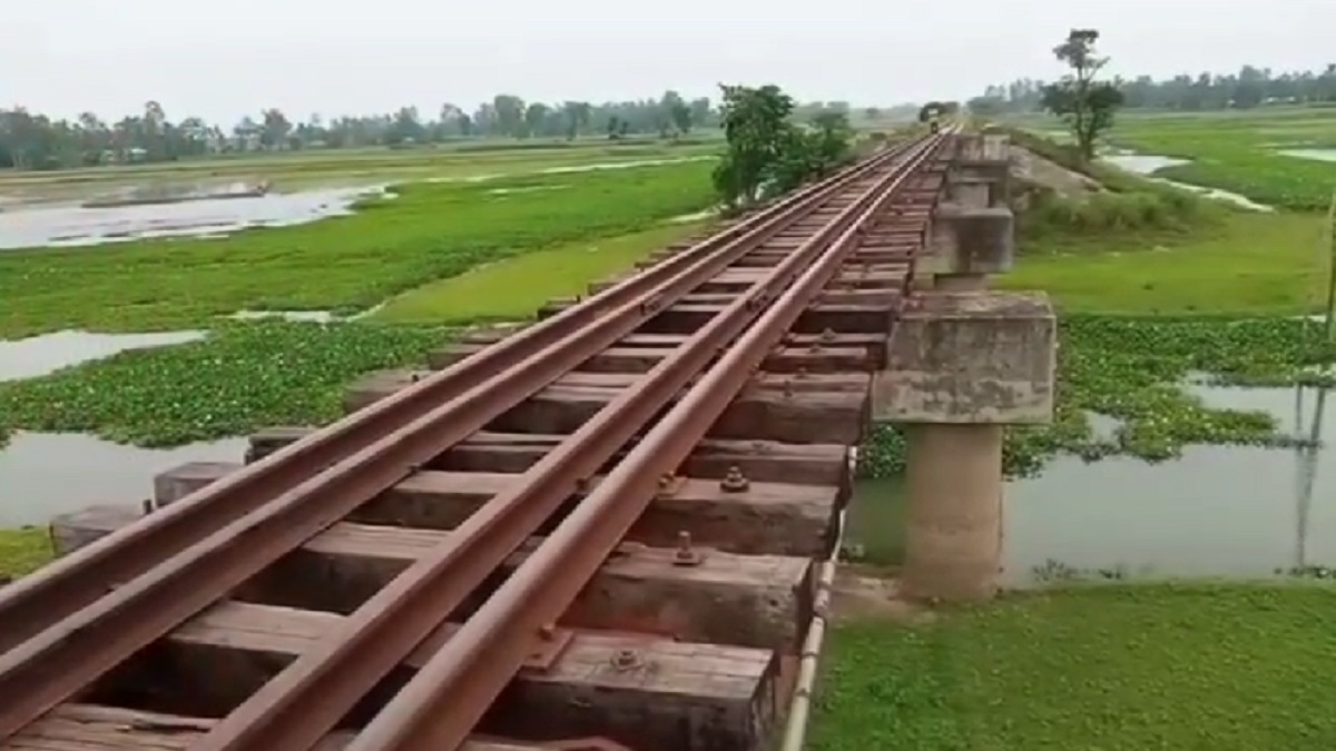 স্ত্রীকে রেললাইন পার করাতে গিয়ে ট্রেনের ধাক্কায় প্রাণ গেলো স্বামীরও