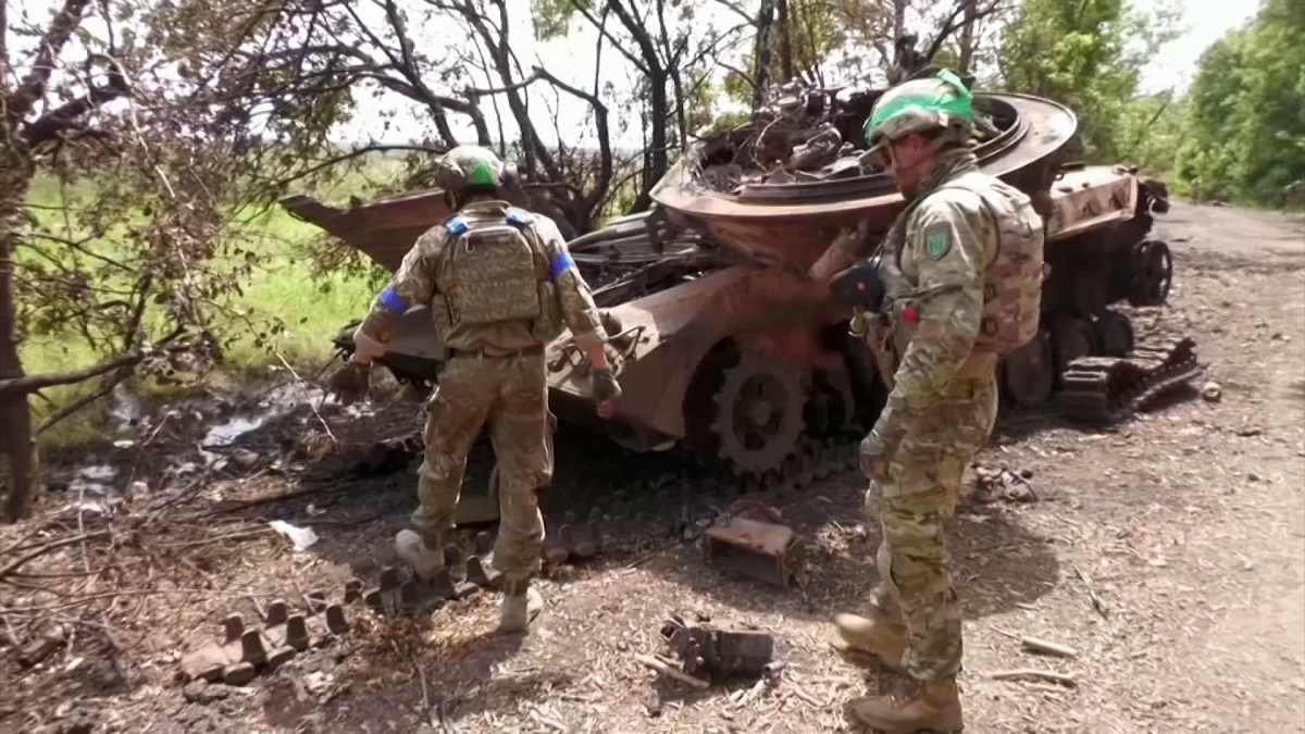 ইউক্রেনে পুনরুদ্ধার হওয়া এলাকায় মিলছে রুশ ট্যাংক-সাঁজোয়া যানের ধ্বংসস্তূপ