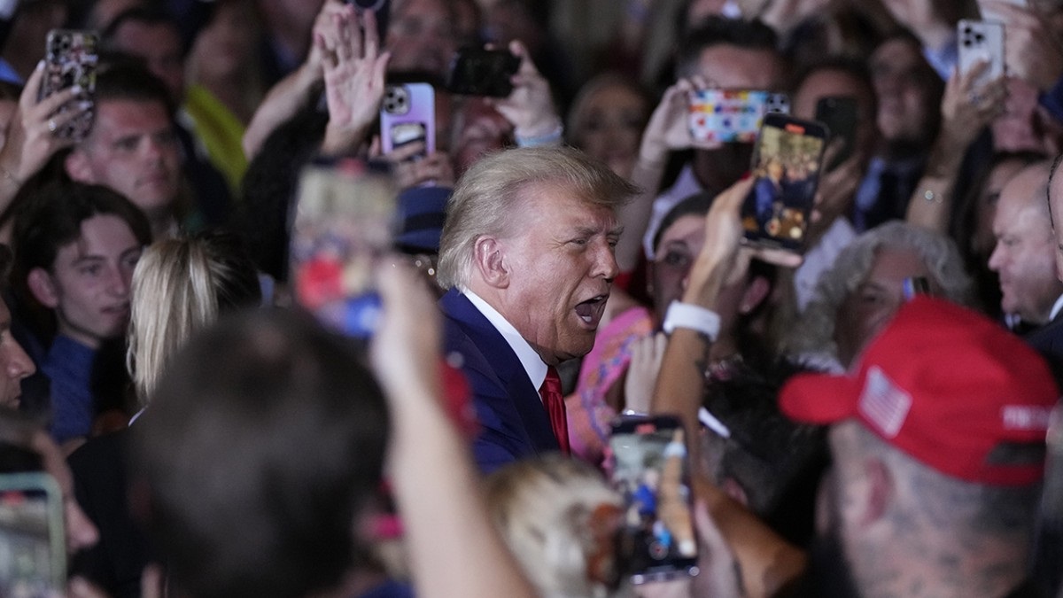 আদালত থেকে বের হয়েই ভক্ত-সমর্থকদের নিয়ে জন্মদিন উদযাপন করলেন ট্রাম্প