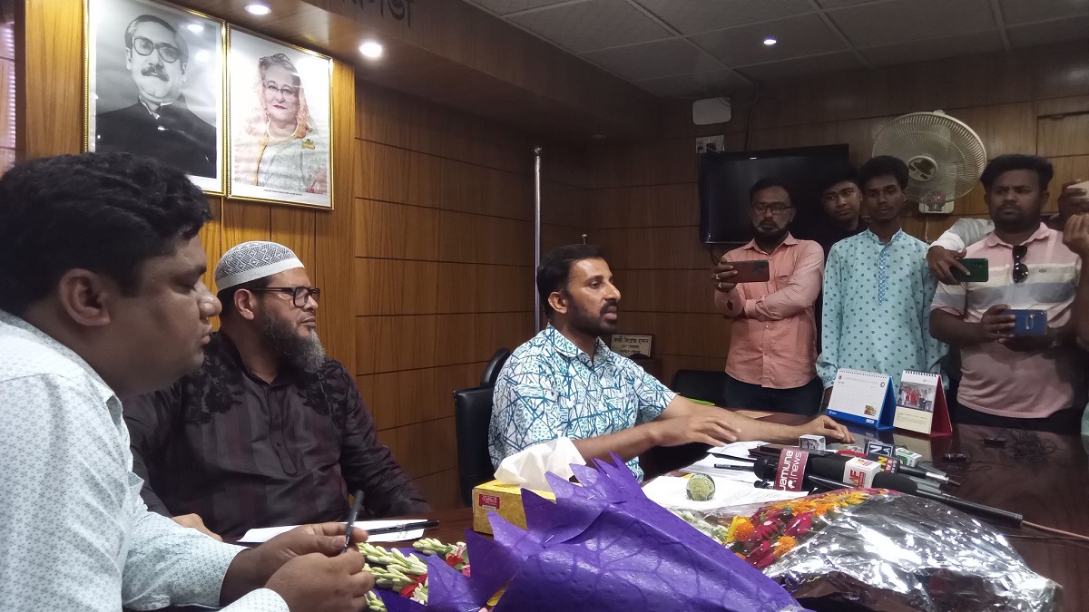 অবশেষে হাইকোর্টের আদেশে কার্যালয়ে বসলেন সাতক্ষীরার সেই পৌর মেয়র