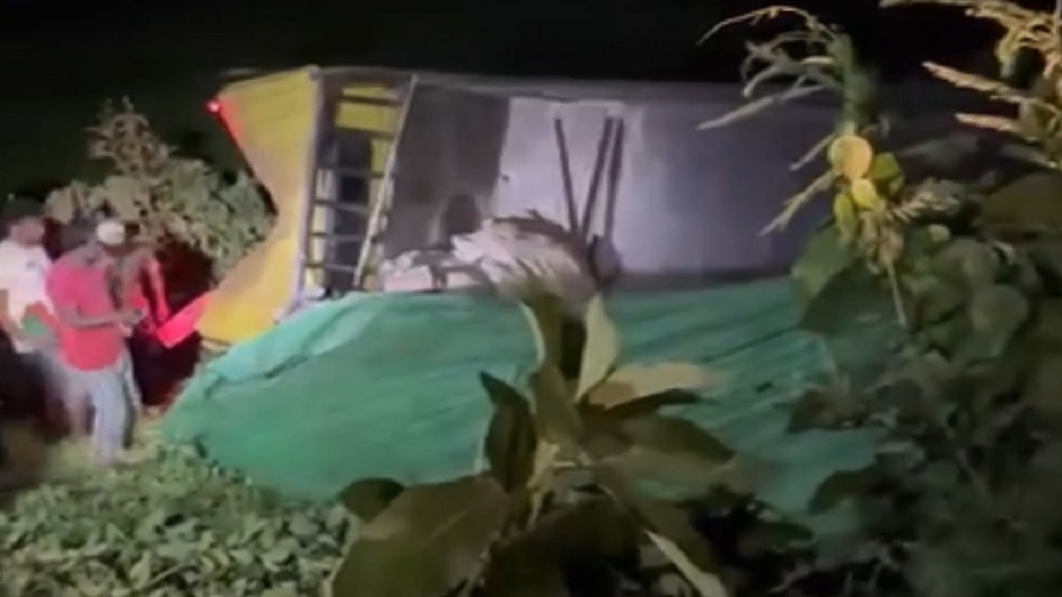 কেরাণীগঞ্জে ট্রাকের নিয়ন্ত্রণ হারিয়ে খাদে পড়ে নিহত ১, আহত ২