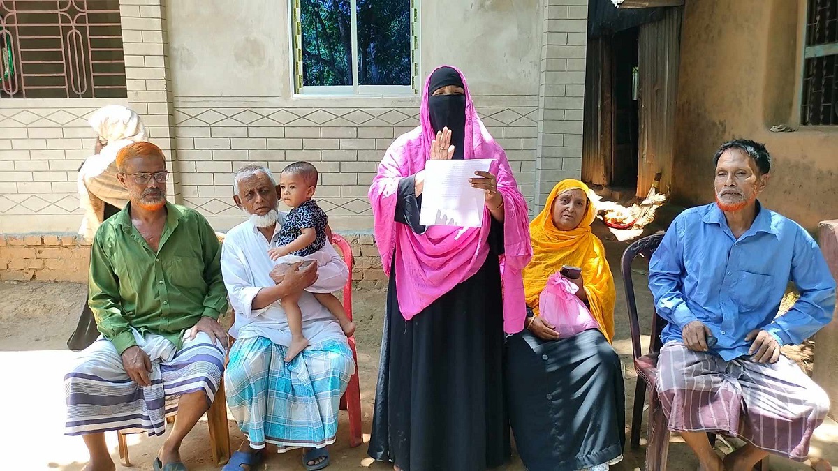 ‘শিক্ষক’ এর কবল থেকে মেয়েকে উদ্ধারের দাবিতে মায়ের সংবাদ সম্মেলন