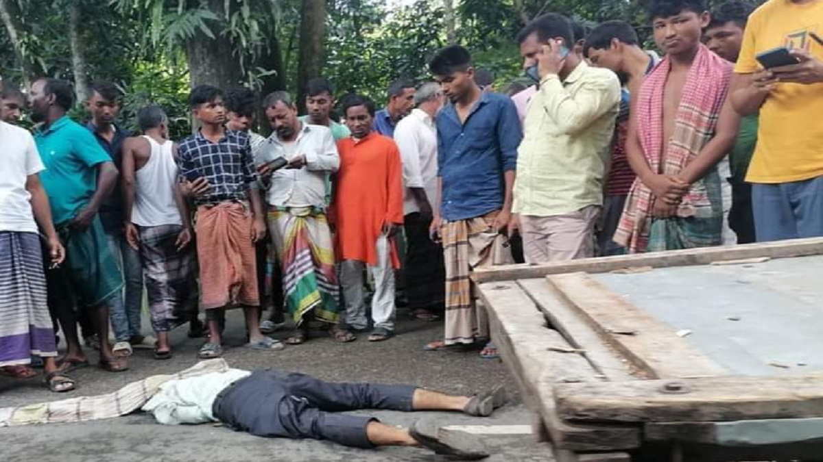 ভোলায় কাভার্ড ভ্যানের চাপায় যুবক নিহত