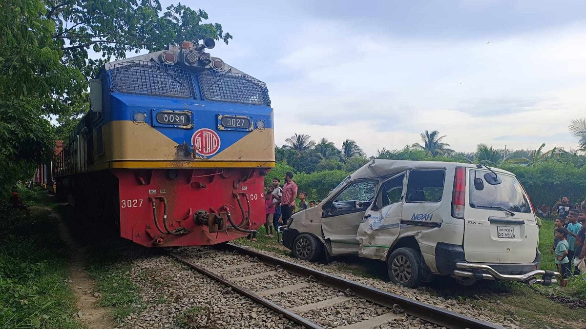 চট্টগ্রামে আবারও ট্রেন-মাইক্রোবাসের সংঘর্ষ
