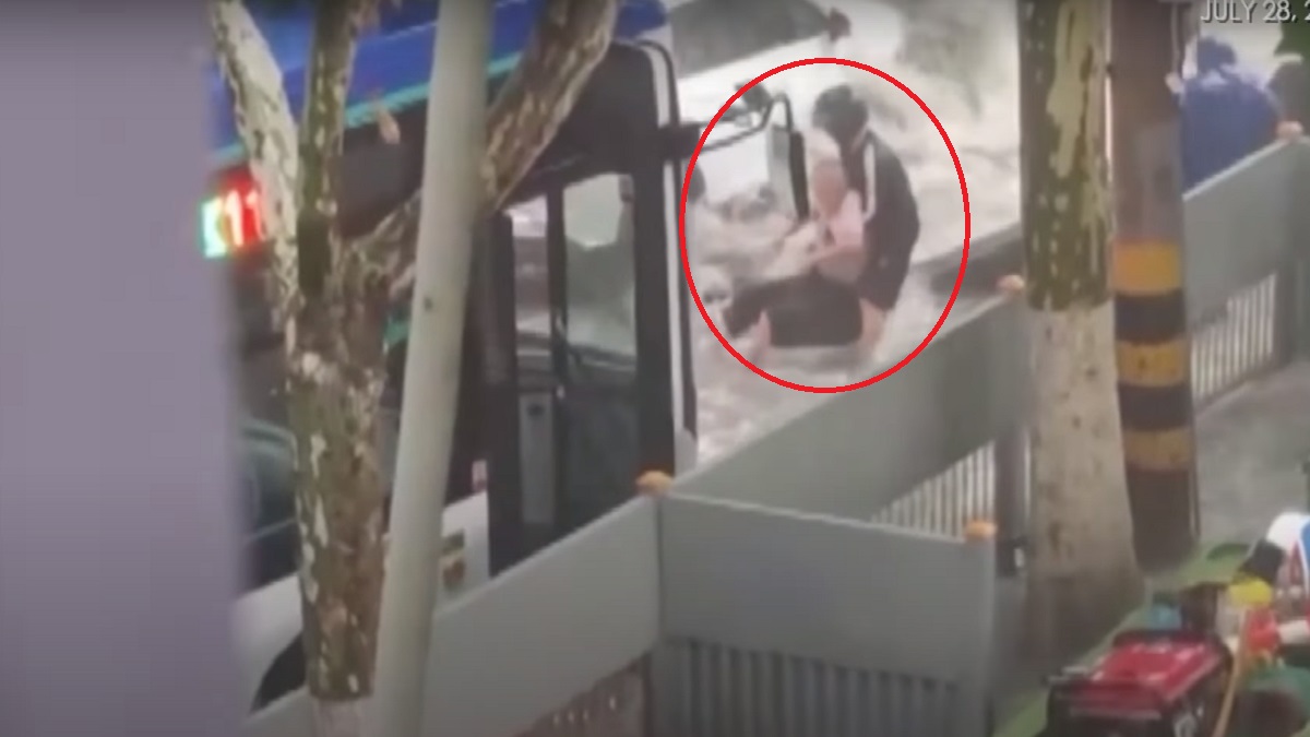 চীনে বাস চালকের সাহসিকতায় রক্ষা পেলেন প্রবীণ ব্যক্তি, ভিডিও ভাইরাল