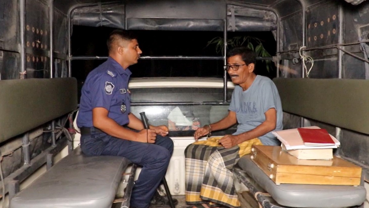 সাঁথিয়ায় ভুয়া ডাক্তার আটক, লাখ টাকা জরিমানা ভ্রাম্যমাণ আদালতের