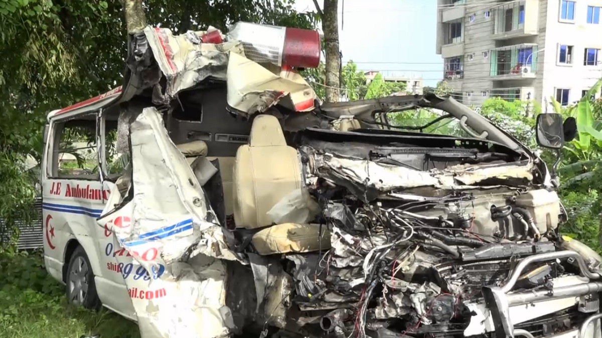 গোপালগঞ্জে অ্যাম্বুলেন্স ও এক্সক্যাভেটরবাহী ট্রাকের সংঘর্ষে নিহত ৪