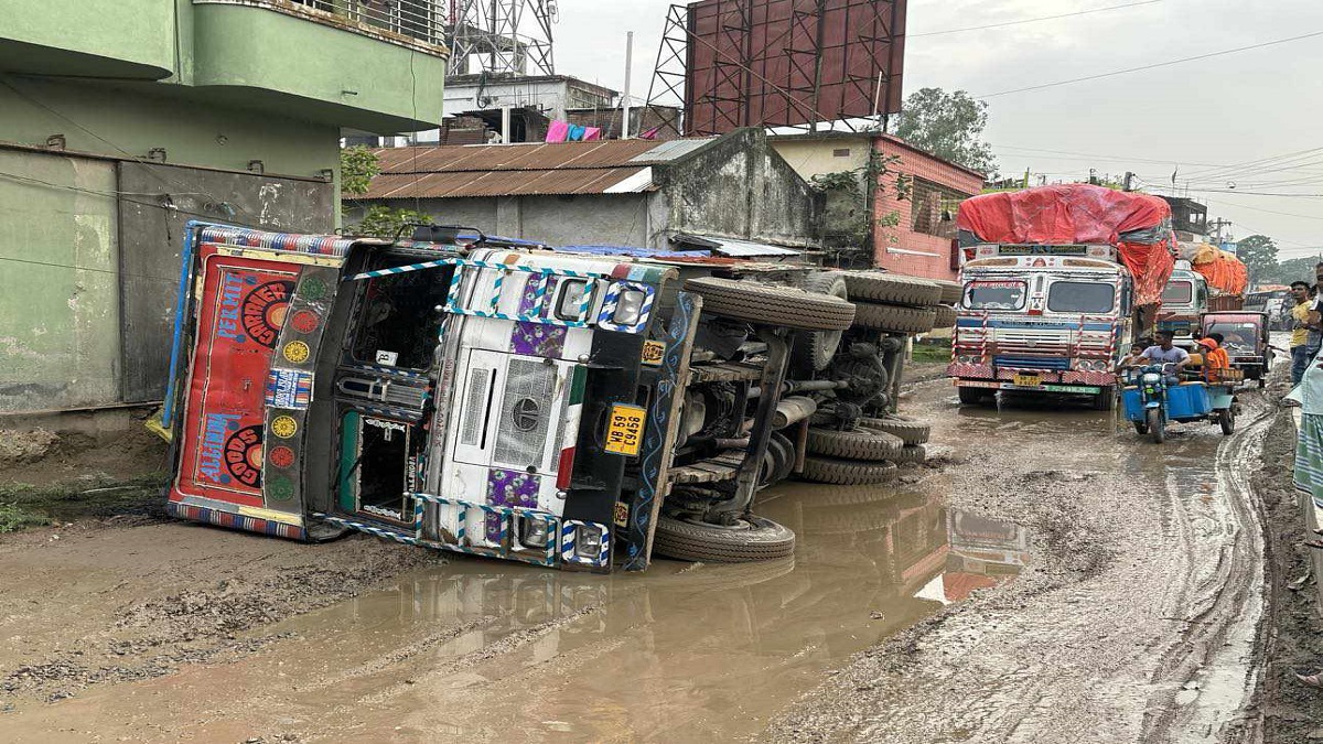 হিলি স্থলবন্দরের প্রধান সড়কে ট্রাক বিকল, বন্ধ আমদানি-রফতানি