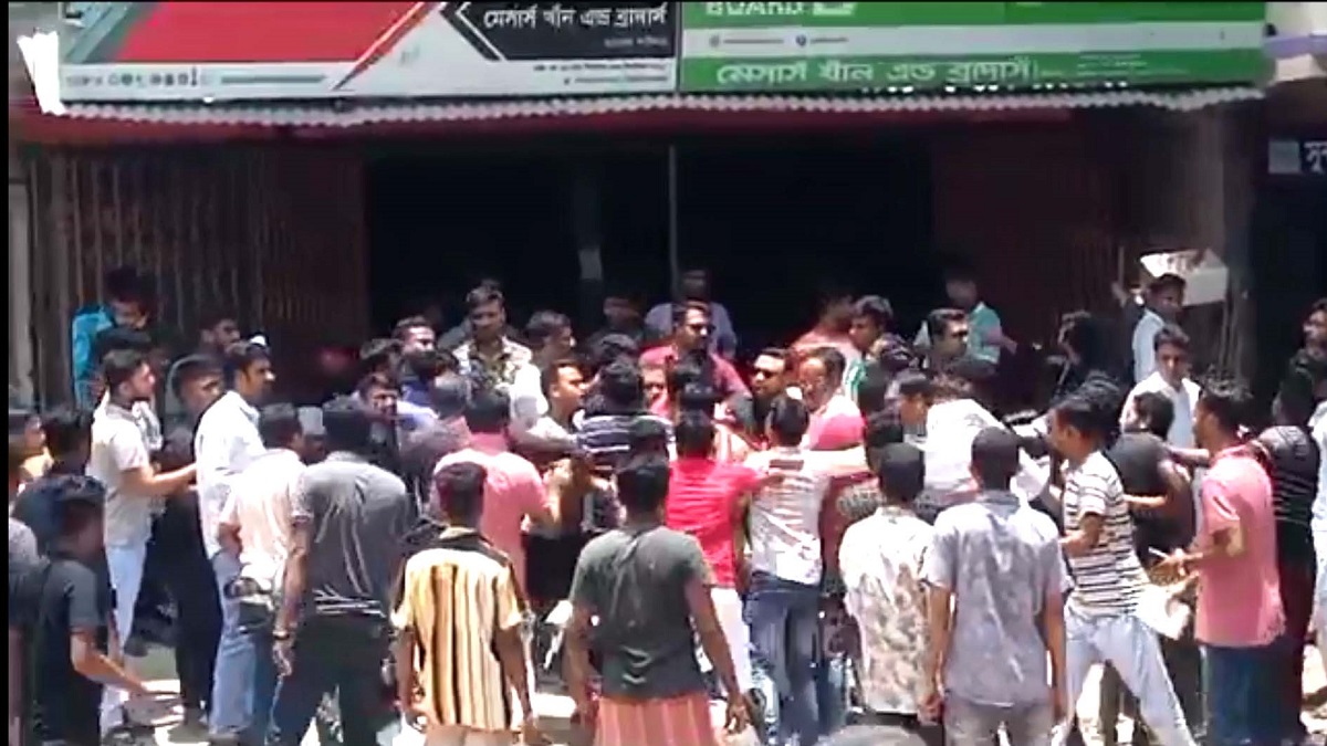 ঝিনাইদহে চেয়ারে বসাকে কেন্দ্র করে ছাত্রদলের মারামারি, আহত অন্তত ৭