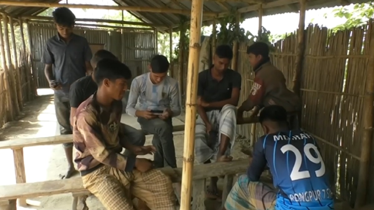 অনলাইন জুয়া ও মোবাইল গেমিংয়ে আসক্ত হয়ে পড়ছে কুড়িগ্রামের শিশু-কিশোররা