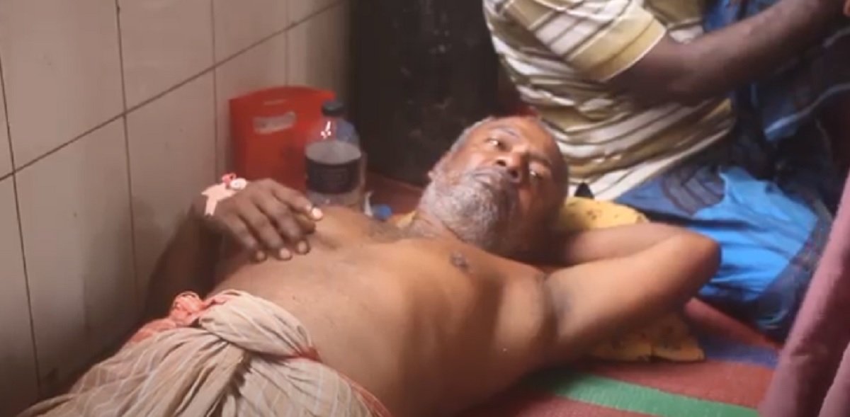 কুষ্টিয়ায় সাপে কাটার পর রাসেল ভাইপার নিয়ে হাসপাতালে রোগী