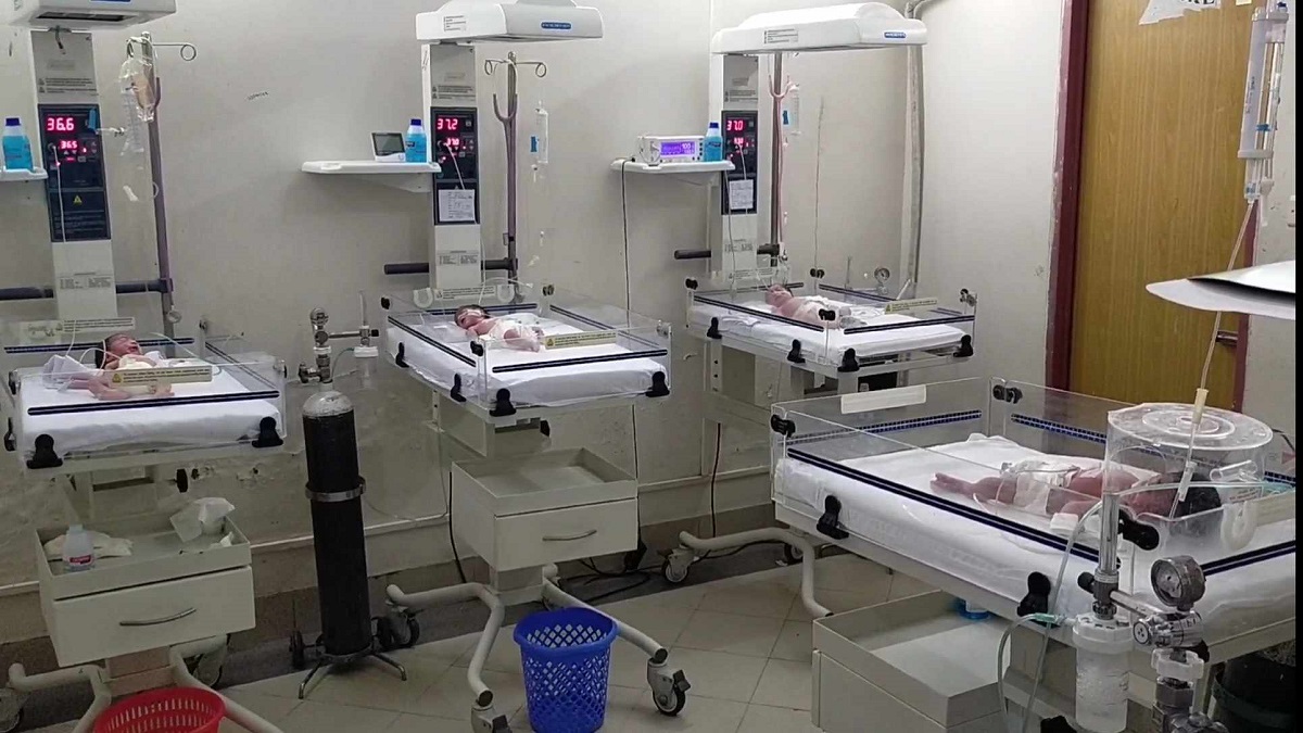 মানিকগঞ্জে একসাথে চার শিশুর জন্ম, আইসিইউয়ের খরচ নিয়ে দুশ্চিন্তায় পরিবার