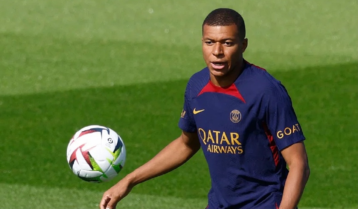 এমবাপ্পেকে পিএসজির ১০০ কোটি ইউরোর অবিশ্বাস্য চুক্তির প্রস্তাব