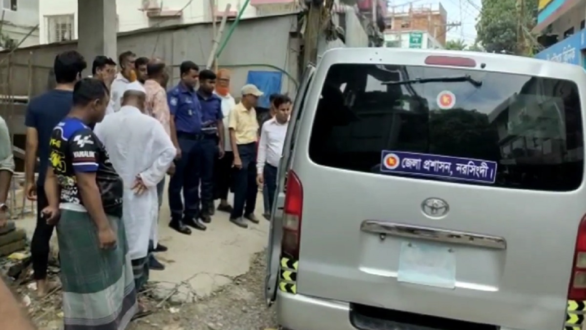 ডেঙ্গু প্রতিরোধে নরসিংদীতে অভিযান, ৪ স্থাপনা মালিককে জরিমানা