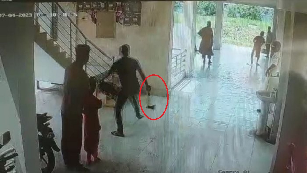 ইউএনও’র গাড়ি চালককে চাইনিজ কুড়াল নিয়ে যুবলীগ নেতার ধাওয়া