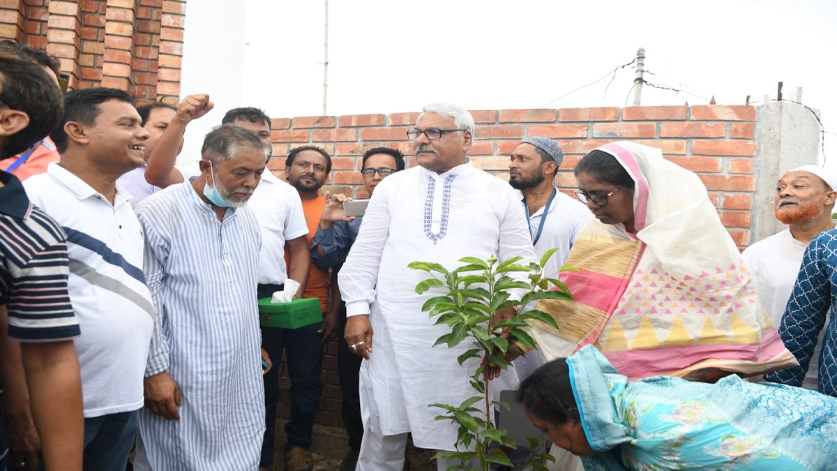 ঈশ্বরদীতে জামায়াত নেতার বাড়িতে ডেপুটি স্পিকারসহ ১১ সংসদ সদস্যের মধ্যাহ্নভোজ
