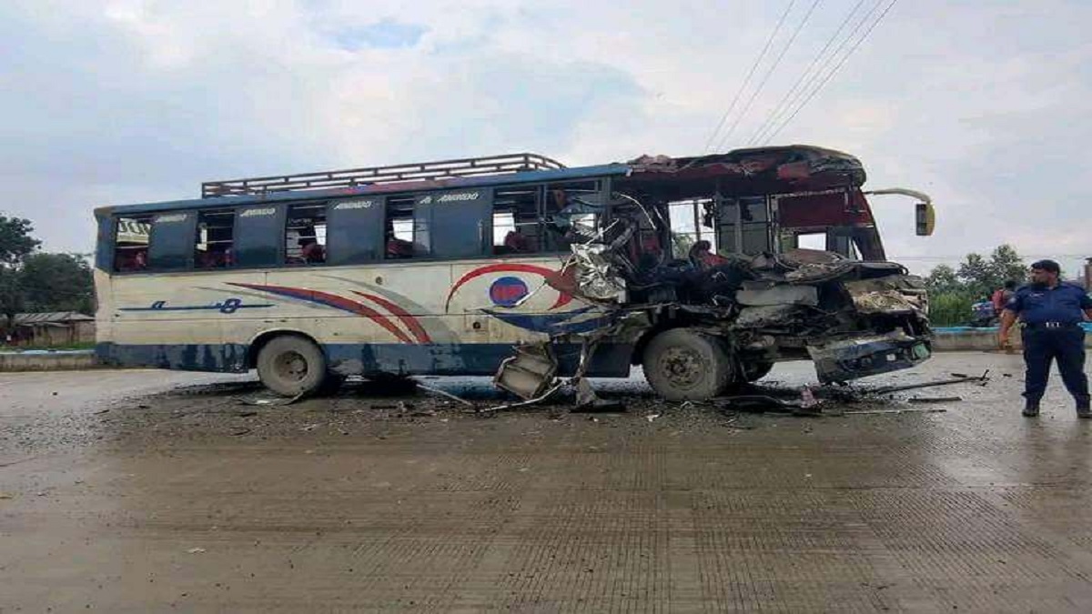 রংপুরে বাস-ট্রাকের ত্রিমুখী সংঘর্ষে একই পরিবারের ৩ জন নিহত, ২০ আহত