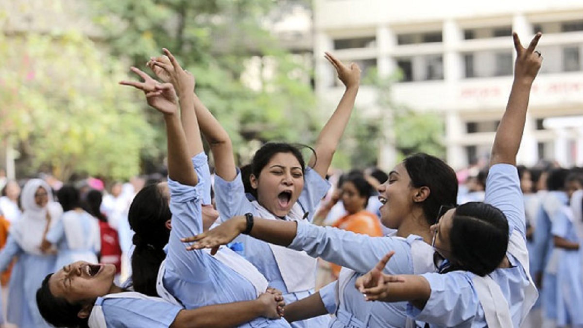 এসএসসি পরীক্ষার ফল প্রকাশ: গত বছরের চেয়ে কমেছে পাসের হার ও জিপিএ-৫