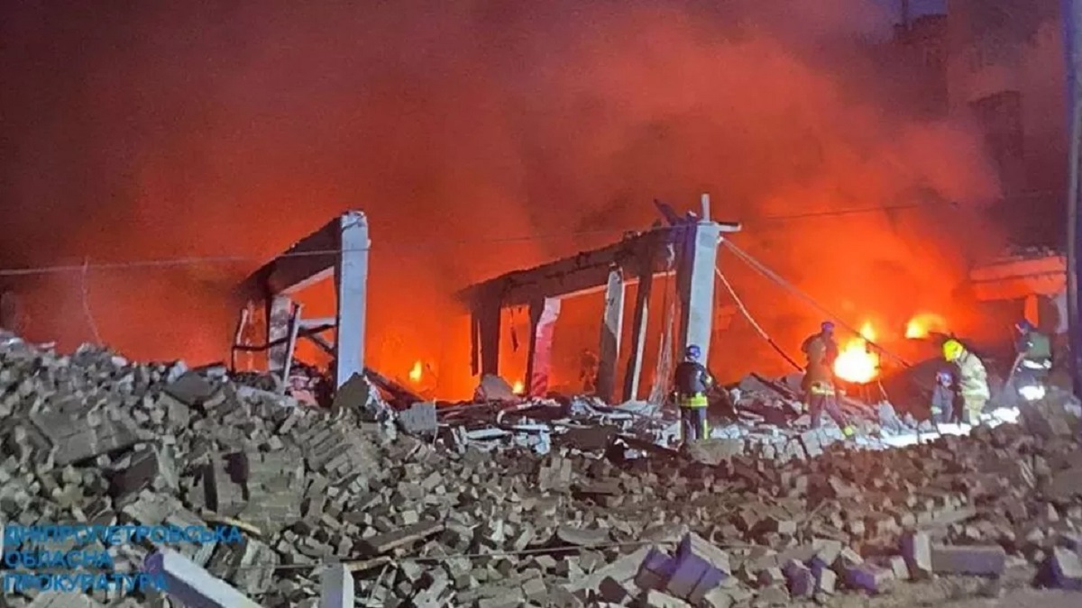 ইউক্রেনীয় হামলার জবাব দিতে নিপ্রো শহরের আবাসিক ভবনে মিসাইল ছুড়লো রাশিয়া