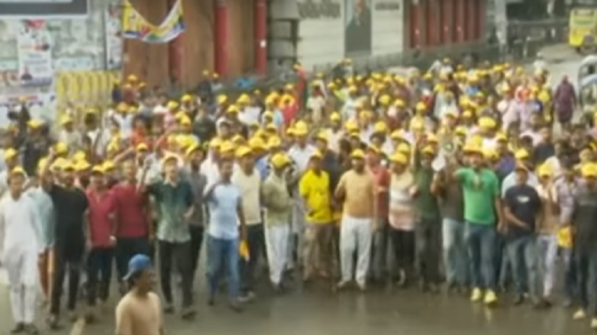 সমাবেশস্থলে আসতে শুরু করেছেন আ’লীগের সহযোগী সংগঠনের নেতাকর্মীরা