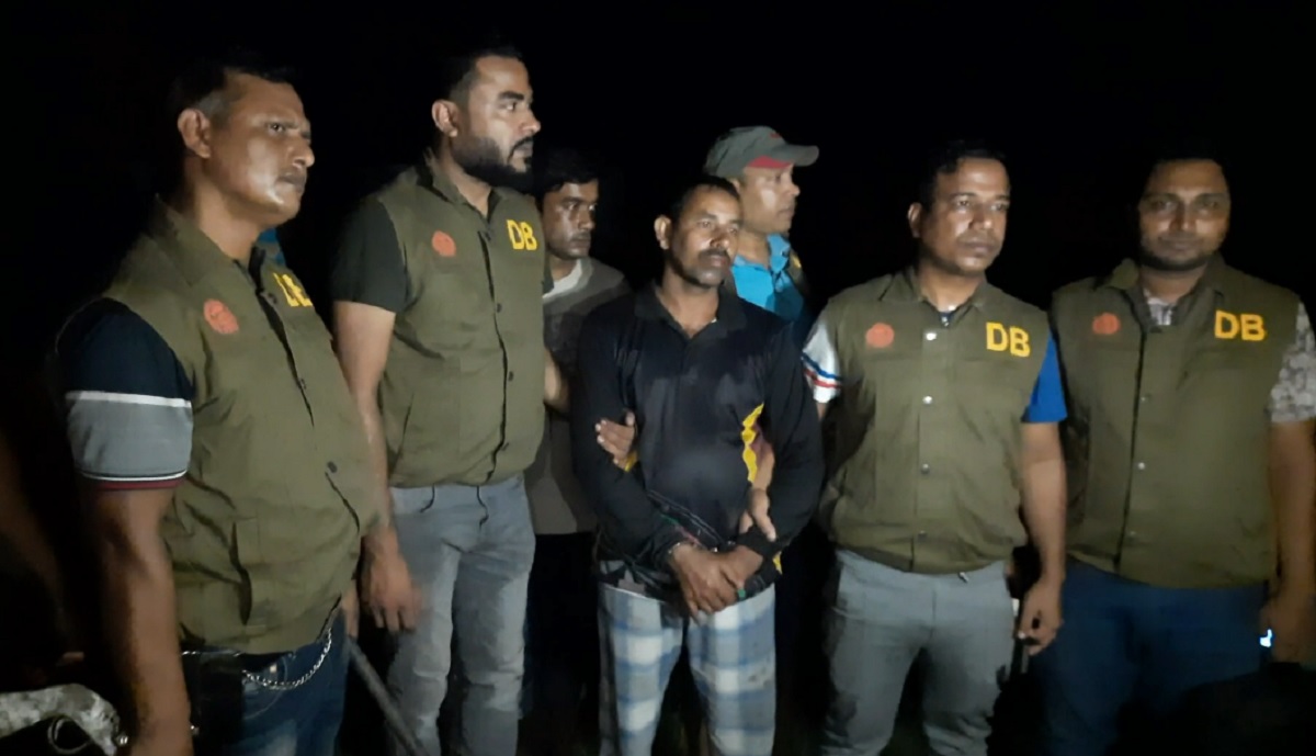 বাগেরহাটে দুটি আগ্নেয়াস্ত্রসহ সন্ত্রাসী আটক