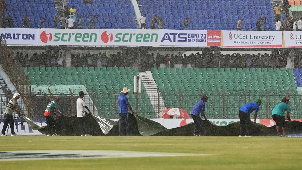 টাইগারদের ব্যাটিং বিপর্যয়ের পর ফের বৃষ্টিতে বন্ধ খেলা
