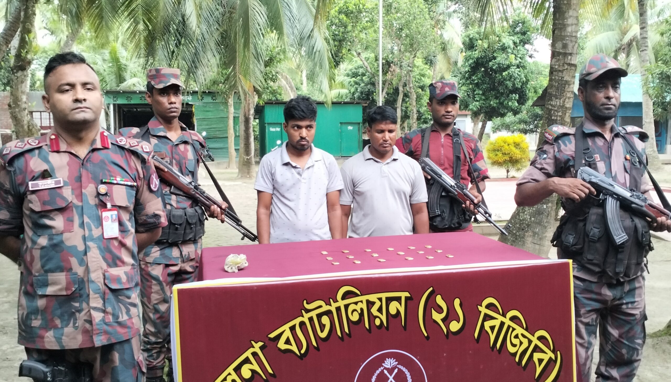 জুতা-মোজার ভেতর পাচার হচ্ছিল কোটি টাকার স্বর্ণের বার, আটক ২