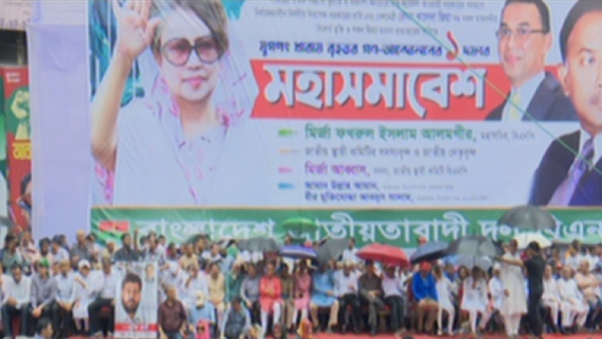 এক দফা দাবিতে বিএনপির মহাসমাবেশ, বৃষ্টি উপেক্ষা করে জনসমাগম