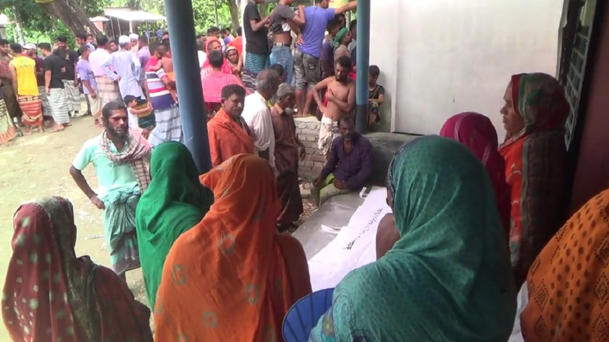 নাটোরে মাইক্রোবাসের ধাক্কায় বৃদ্ধ নিহত