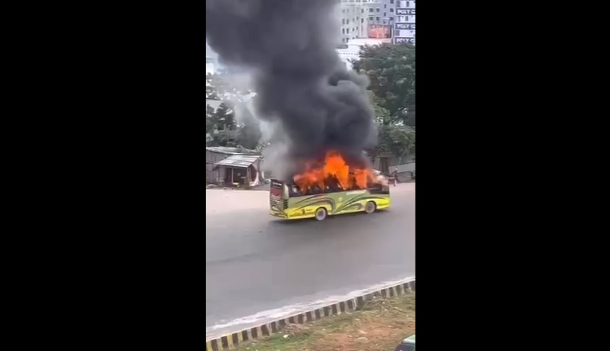 মাতুয়াইলে বাসে আগুন, শ্যামলীতে পুলিশের গাড়ি ভাঙচুর