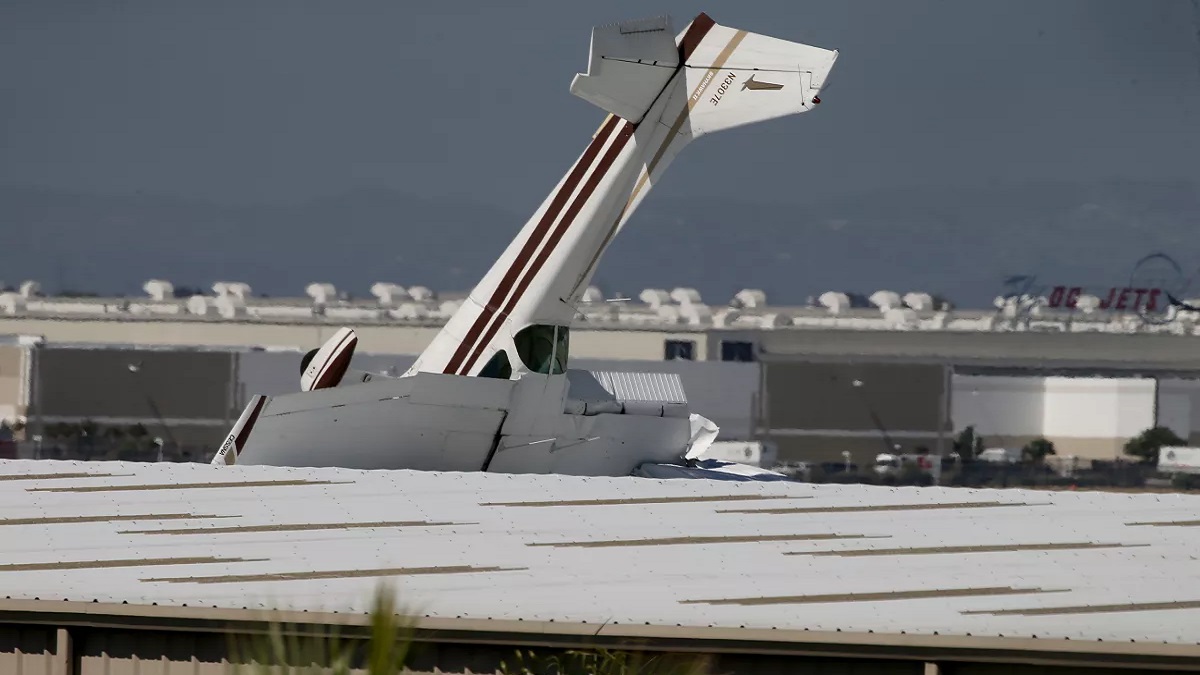 ক্যালিফোর্নিয়ায় টেকঅফের সময় এয়ারপোর্টের ছাদে বিধ্বস্ত বিমান