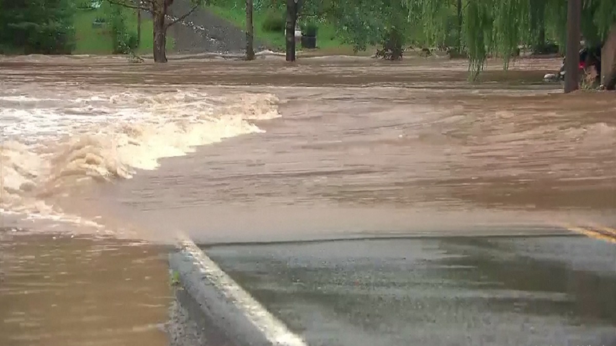 কানাডার এক অংশে দাবানল, অপরদিকে ভয়াবহ বন্যা