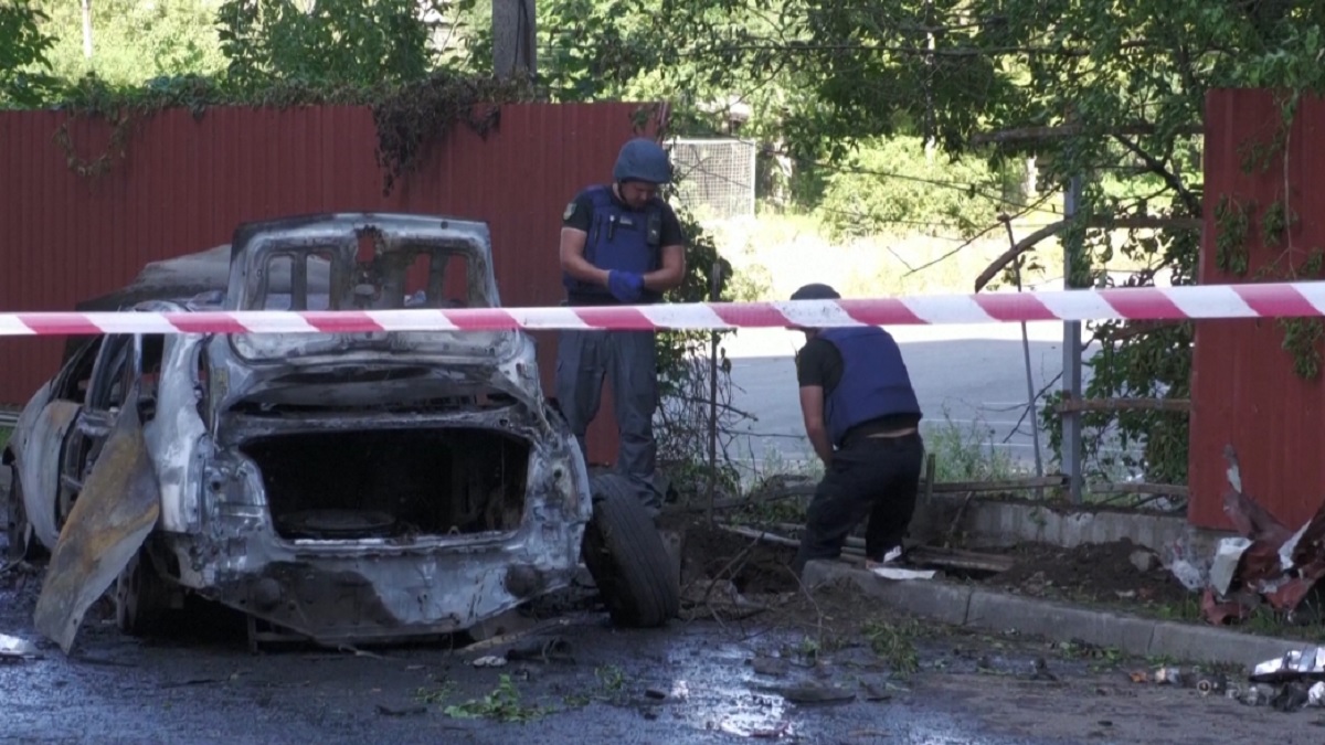 যুদ্ধে রুশ-ইউক্রেনের ক্লাস্টার বোমা ব্যবহার পরিস্থিতি করছে জটিল