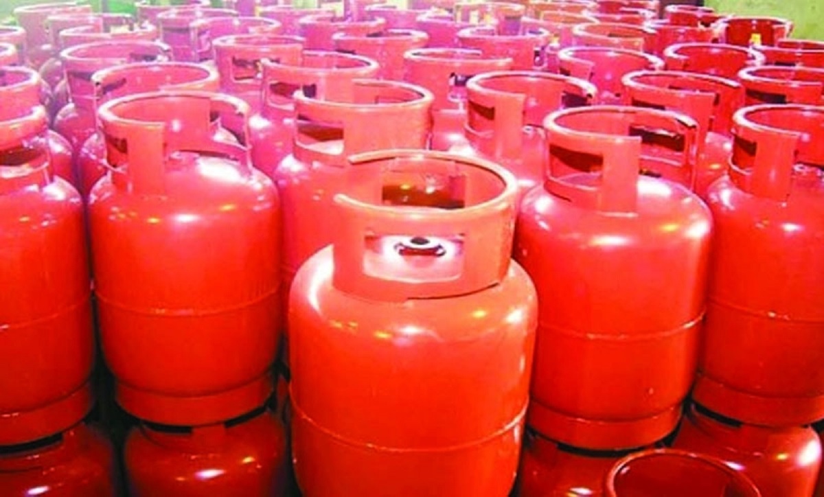 ১২ কেজি এলপিজির দাম কমে ৯৯৯ টাকা