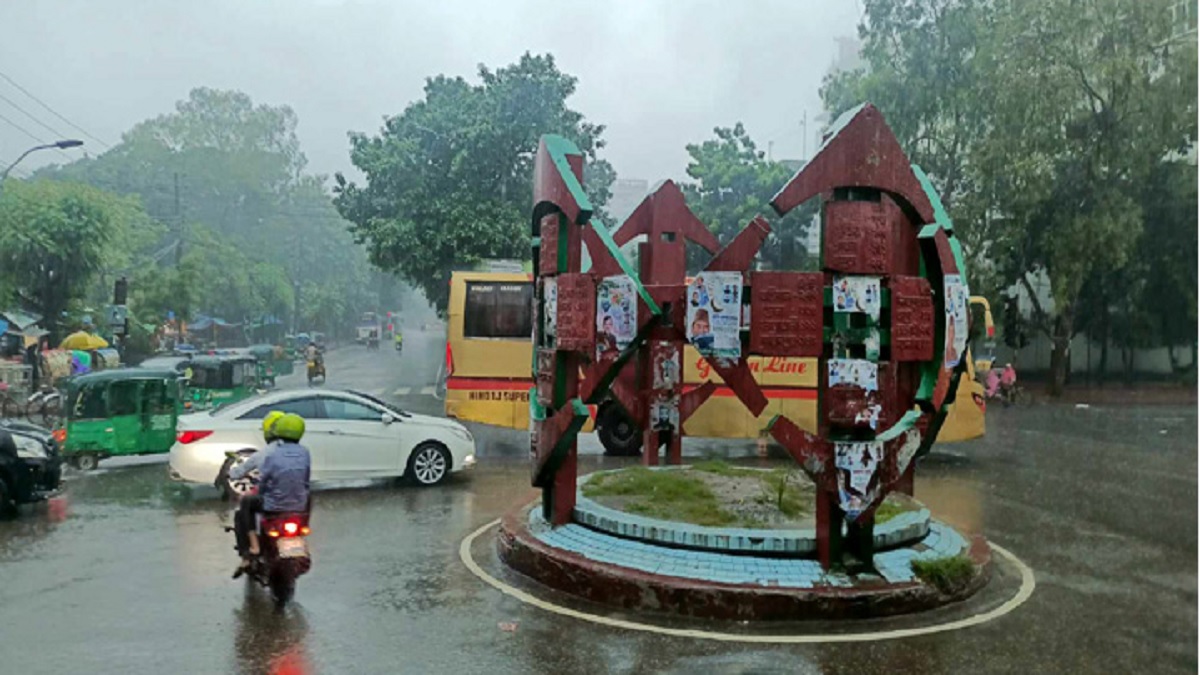 বৃষ্টির দাপটে মাটি অনেকের ঈদের আনন্দ