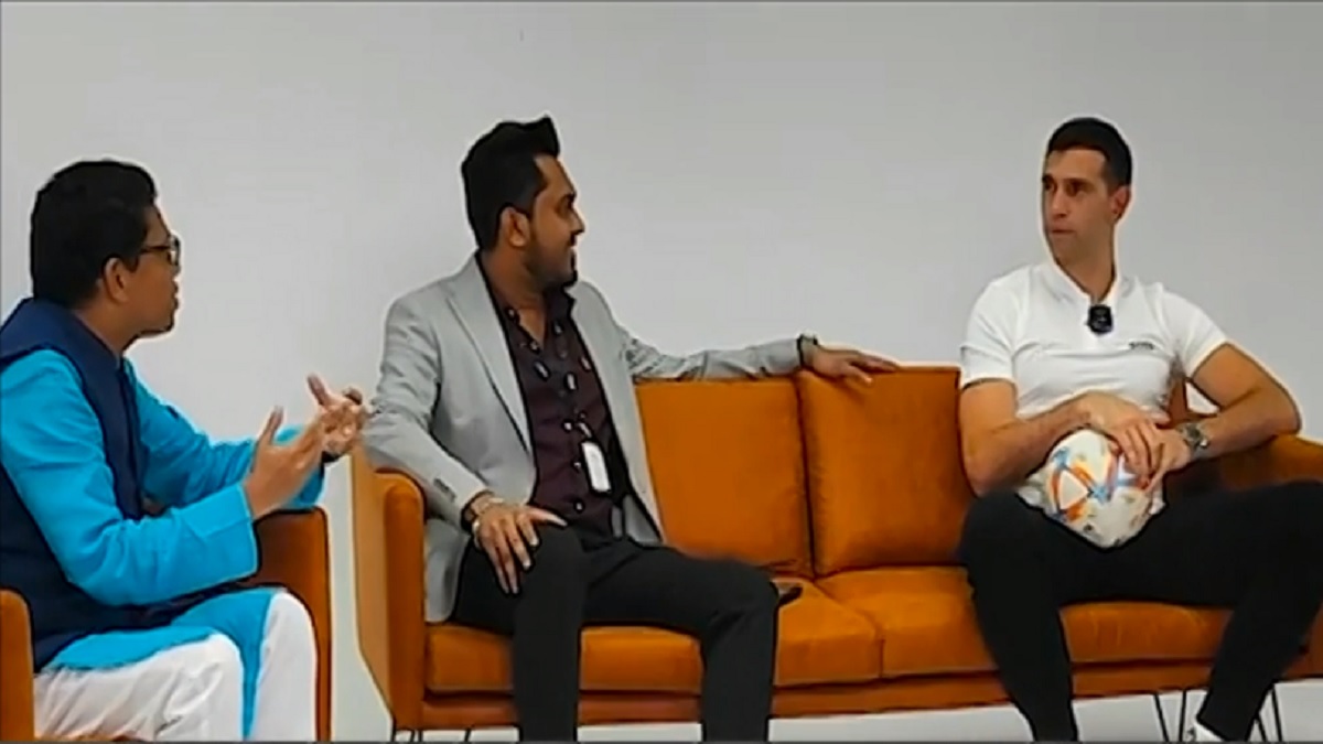 এমিকে বাজপাখি, নৌকা ও বঙ্গবন্ধুর বই উপহার