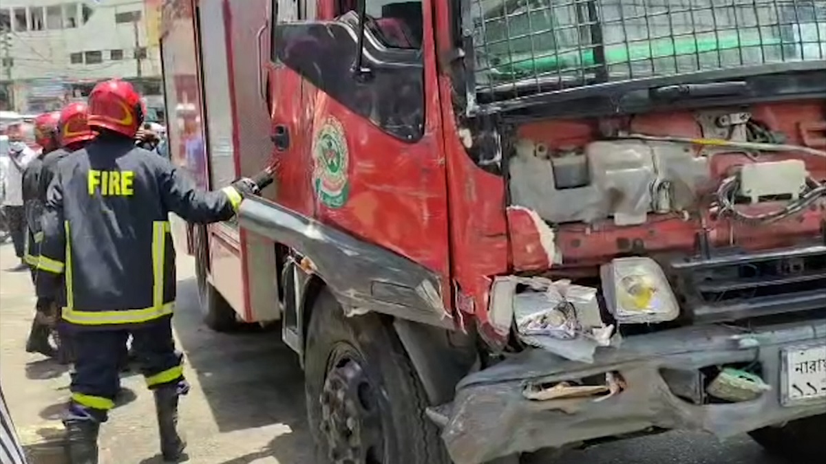 ফতুল্লায় আগুন নেভাতে যাওয়ার পথে ফায়ার সার্ভিসের চালকসহ নিহত ২