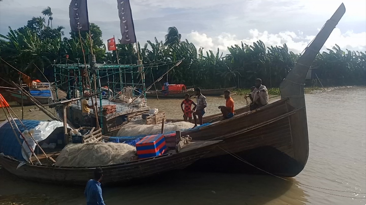 নিষেধাজ্ঞা শেষ, আবারও জাল হাতে সাগরে জেলেরা