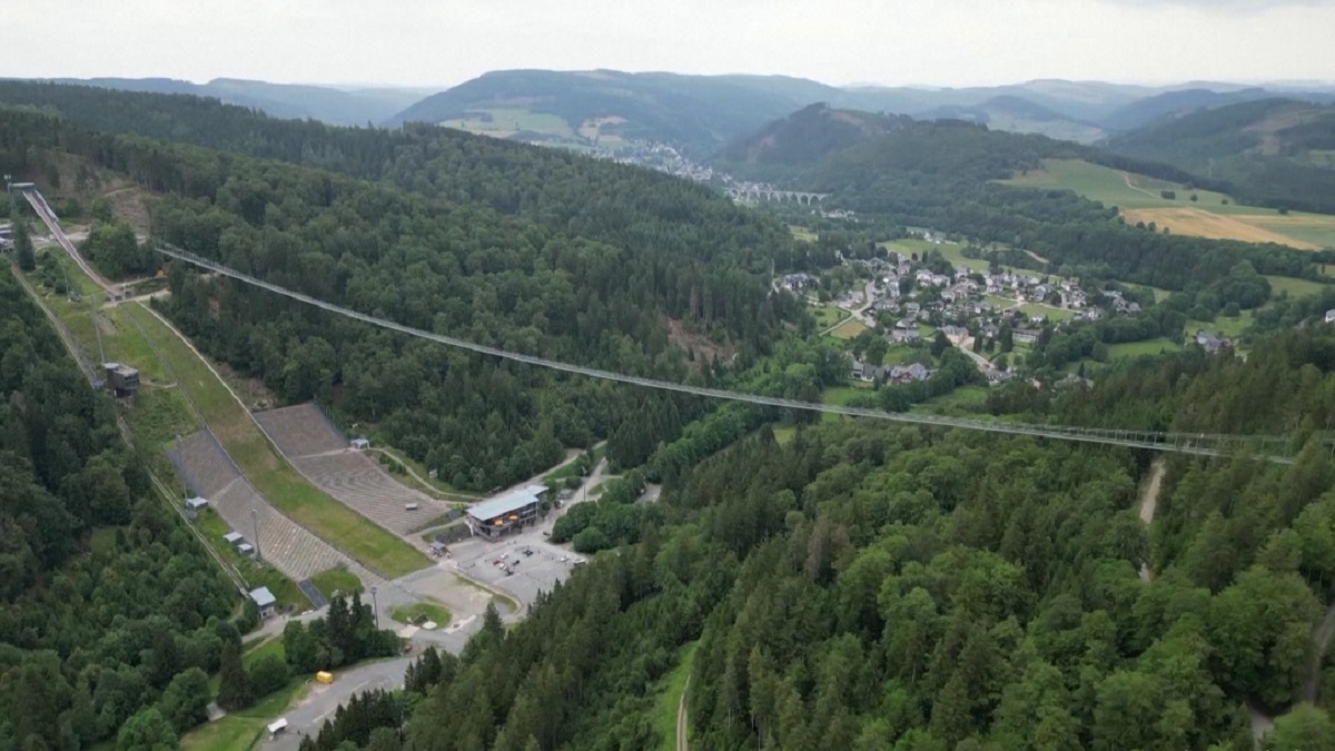 জার্মানিতে চালু হলো বিশেষ ঝুলন্ত সেতু, মনে হবে হাঁটছেন আকাশে